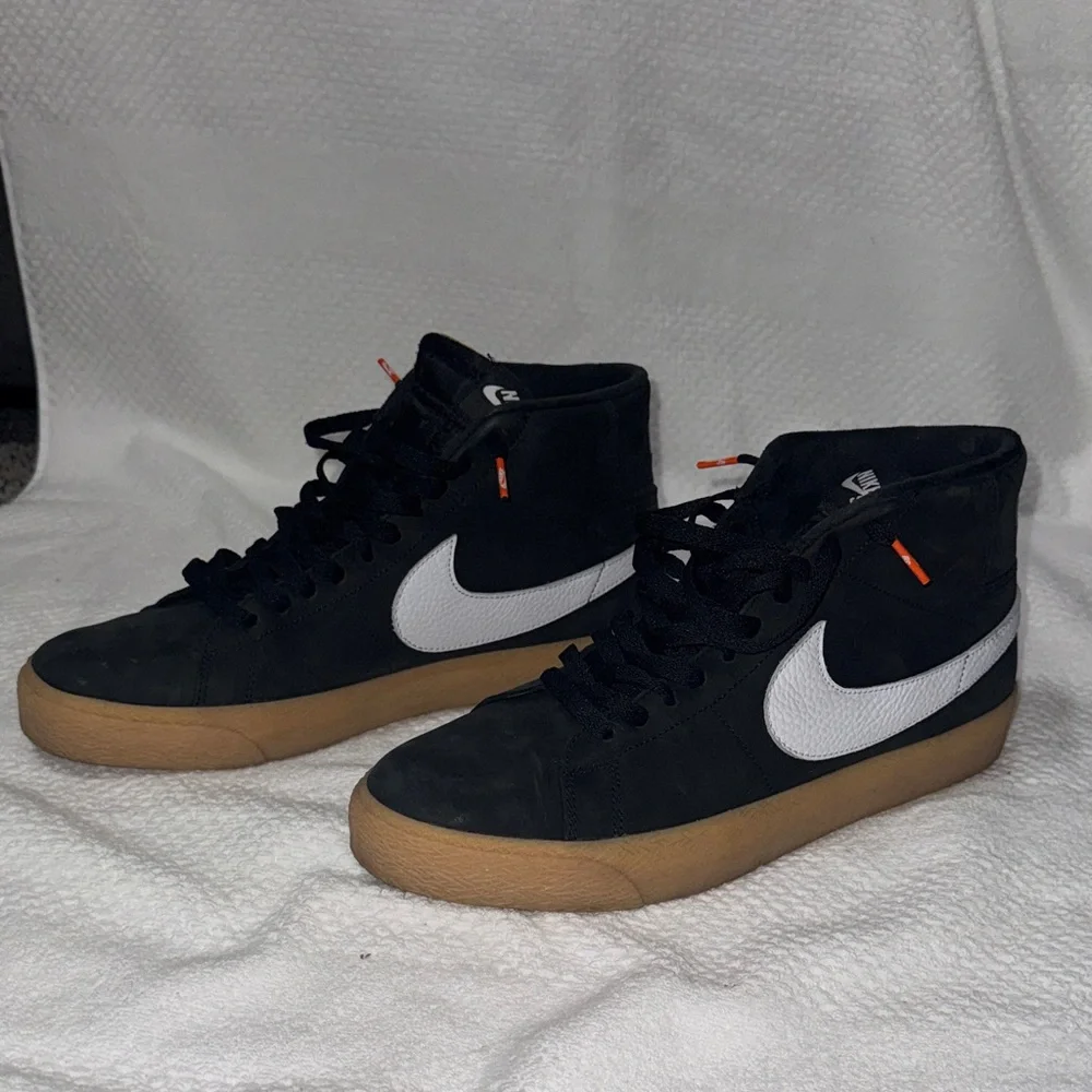 Nike Black and White Men's Sneakers with Gum Sole - Picture 1 of 6